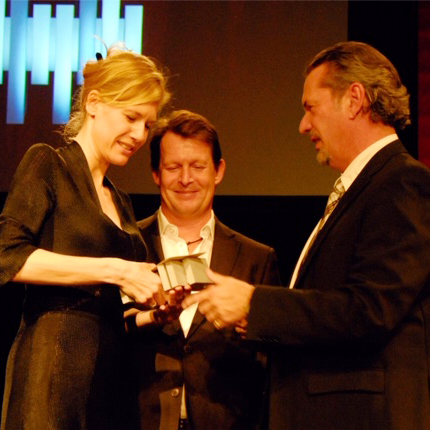 Schauspielerin Ina Weise erhielt von Jürgen Fried ihre Auszeichnung