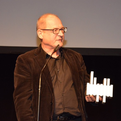 Nicht nur als Preisträger und Juryvorsitzender, sonder auch als Musiker war Schauspieler Burghard Klaußner beim Neunkircher Filmpreis zu erleben